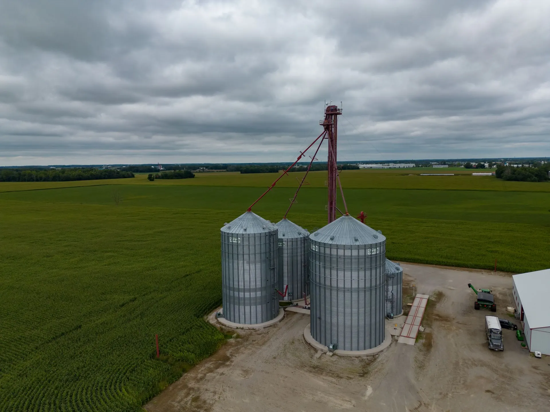 Terménytárolók és mezőgazdasági telephely madártávlatból
